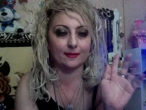 Snapshot of xHot_Amazonq chatting on 11.16.25 xHot Amazonq online show from 11.16.25