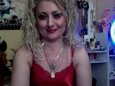 Snapshot of xHot_Amazonq chatting on 11.17.25 xHot Amazonq online show from 11.17.25