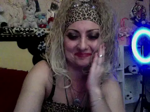 Snapshot of xHot_Amazonq chatting on 11.21.25 xHot Amazonq online show from 11.21.25