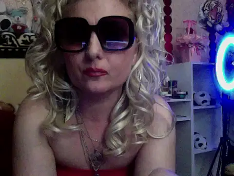 Snapshot of xHot_Amazonq chatting on 11.29.25 xHot Amazonq online show from 11.29.25