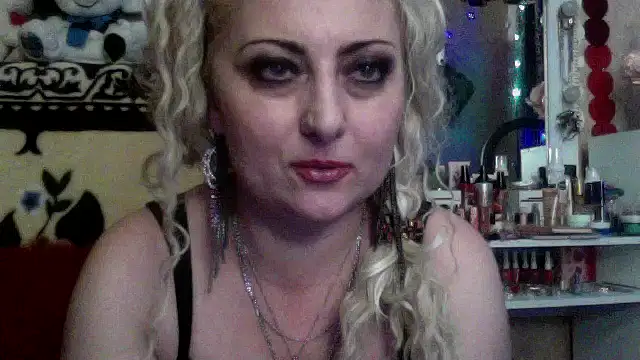 Snapshot of xHot_Amazonq chatting on 12.02.25 xHot Amazonq online show from 12.02.25