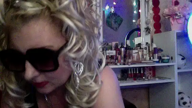 Snapshot of xHot_Amazonq chatting on 12.03.25 xHot Amazonq online show from 12.03.25