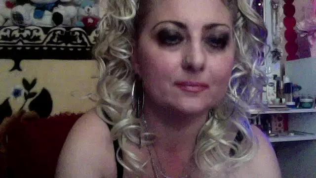 Snapshot of xHot_Amazonq chatting on 12.05.25 xHot Amazonq online show from 12.05.25