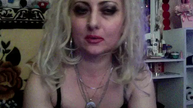 Snapshot of xHot_Amazonq chatting on 12.14.25 xHot Amazonq online show from 12.14.25