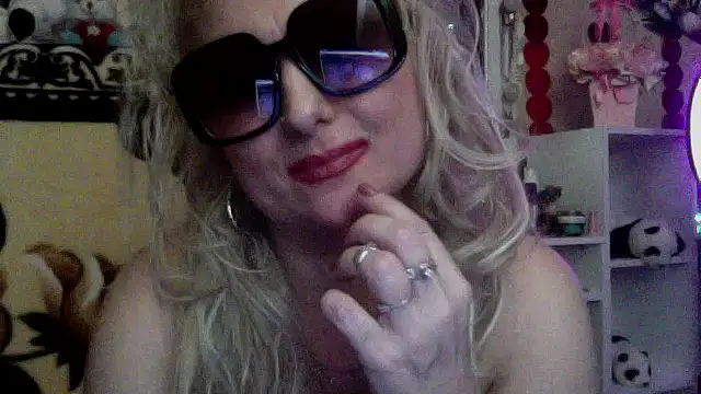 Snapshot of xHot_Amazonq chatting on 12.16.25 xHot Amazonq online show from 12.16.25