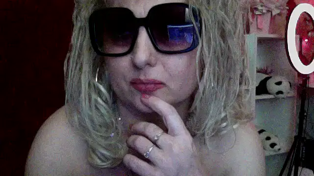 Snapshot of xHot_Amazonq chatting on 02.14.26 xHot Amazonq online show from 02.14.26