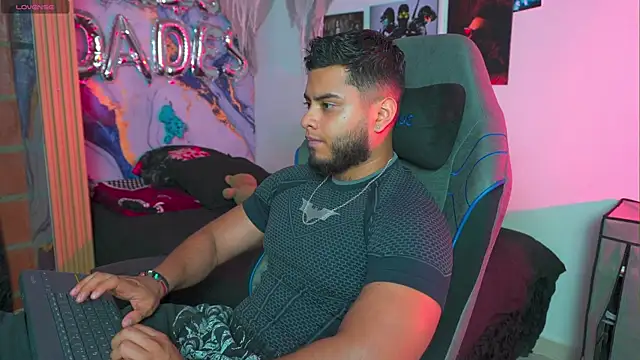 Tiler wolker online show from 04.25.26