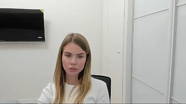 Snapshot of LinaBey chatting on 10.26.25 LinaBey online show from 10.26.25