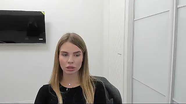 Snapshot of LinaBey chatting on 10.27.25 LinaBey online show from 10.27.25