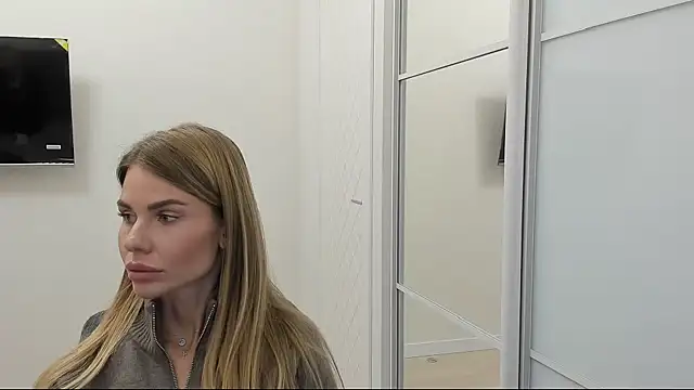 Snapshot of LinaBey chatting on 10.30.25 LinaBey online show from 10.30.25