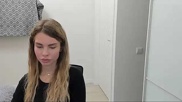 Snapshot of LinaBey chatting on 11.17.25 LinaBey online show from 11.17.25