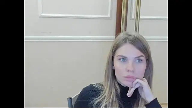 Snapshot of LinaBey chatting on 11.26.25 LinaBey online show from 11.26.25