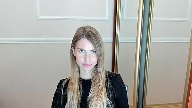 Snapshot of LinaBey chatting on 11.30.25 LinaBey online show from 11.30.25