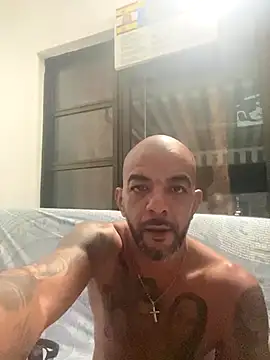 Snapshot of latino2211 chatting on 10.27.25 latino2211 online show from 10.27.25