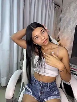 Snapshot of velina18 chatting on 10.28.25 velina18 online show from 10.28.25