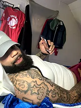 Snapshot of DunkinMonutsfr chatting on 10.30.25 DunkinMonutsfr online show from 10.30.25