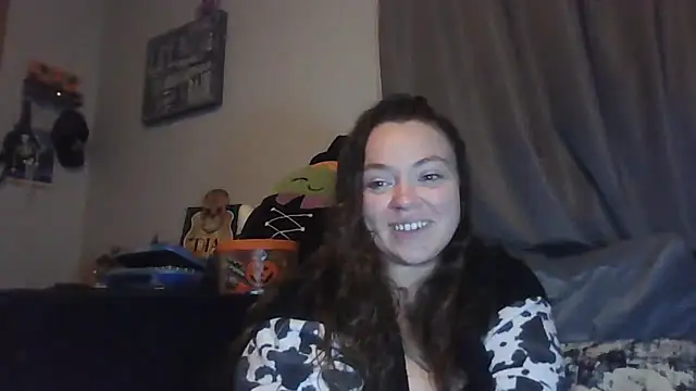 Snapshot of BartenderSteph chatting on 10.29.25 BartenderSteph online show from 10.29.25