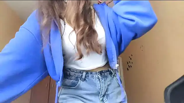 Snapshot of Kimixoo chatting on 10.28.25 Kimixoo online show from 10.28.25