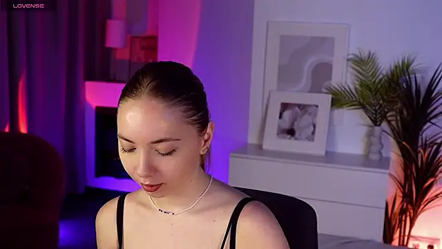 Snapshot of Nora_Miller chatting on 11.22.25 Nora Miller online show from 11.22.25