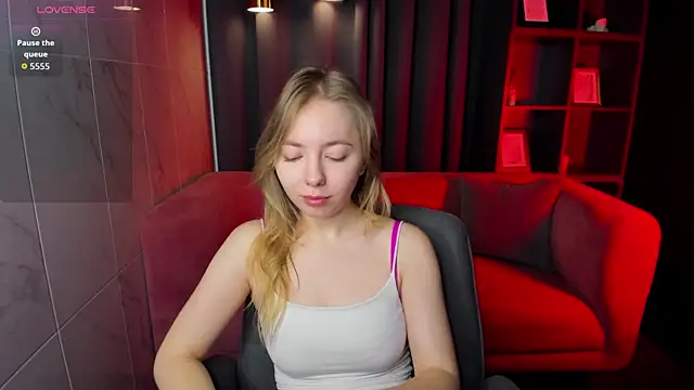 Snapshot of Nora_Miller chatting on 12.20.25 Nora Miller online show from 12.20.25