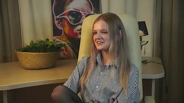 Snapshot of BrennaTout chatting on 10.28.25 BrennaTout online show from 10.28.25