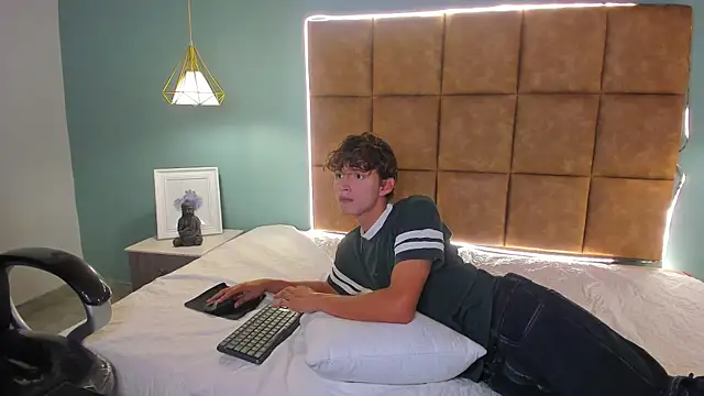 Snapshot of NicolasFerrer18 chatting on 11.09.25 NicolasFerrer18 online show from 11.09.25