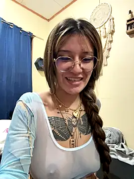 Snapshot of xsuusy chatting on 10.27.25 xsuusy online show from 10.27.25