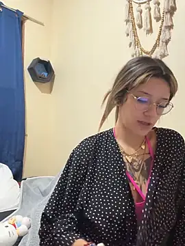 Snapshot of xsuusy chatting on 10.28.25 xsuusy online show from 10.28.25