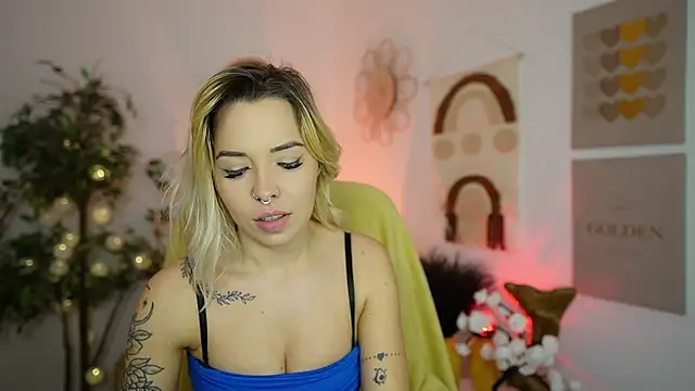 Snapshot of Anabel_Moon chatting on 10.30.25 Anabel Moon online show from 10.30.25