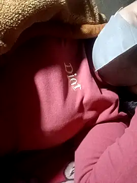 Snapshot of yoyo-mi chatting on 11.25.25 yoyo-mi online show from 11.25.25