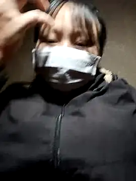 Snapshot of yoyo-mi chatting on 11.28.25 yoyo-mi online show from 11.28.25