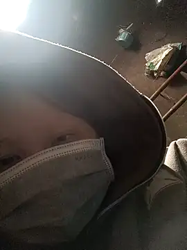 Snapshot of yoyo-mi chatting on 11.30.25 yoyo-mi online show from 11.30.25