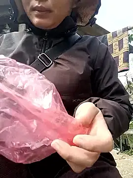 Snapshot of yoyo-mi chatting on 12.22.25 yoyo-mi online show from 12.22.25