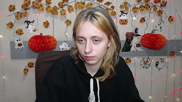 Snapshot of TracyLll chatting on 11.03.25 TracyLll online show from 11.03.25