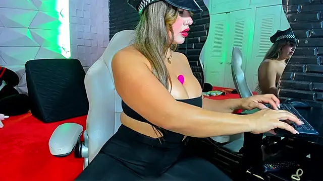 Snapshot of ChanellBrad chatting on 12.18.25 ChanellBrad online show from 12.18.25