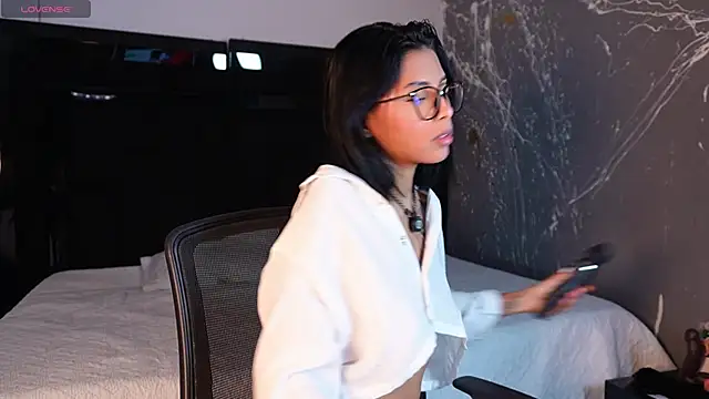 Snapshot of LilithLuxorr chatting on 11.24.25 LilithLuxorr online show from 11.24.25