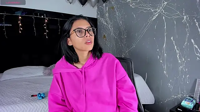 Snapshot of LilithLuxorr chatting on 12.04.25 LilithLuxorr online show from 12.04.25