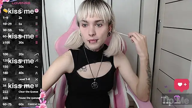 Snapshot of ElixabetANG chatting on 11.10.25 ElixabetANG online show from 11.10.25