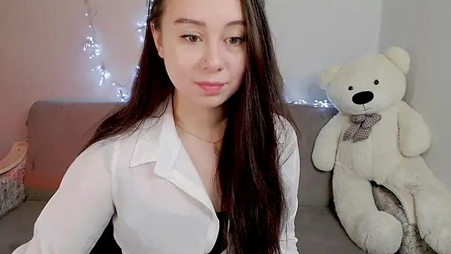 Snapshot of WOWalina chatting on 10.30.25 WOWalina online show from 10.30.25