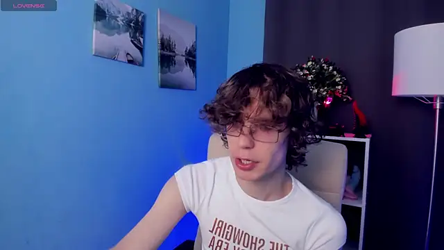 Snapshot of LeoBensyten chatting on 11.16.25 LeoBensyten online show from 11.16.25