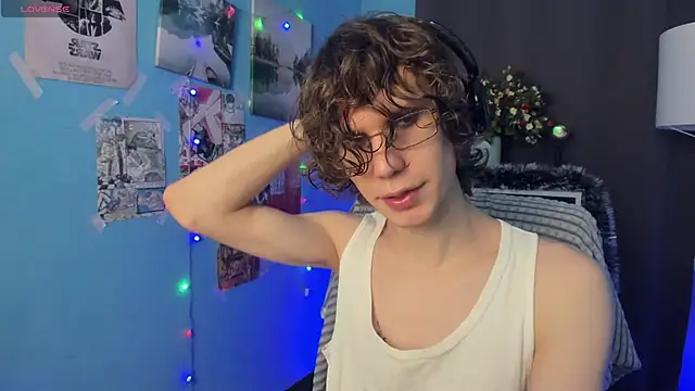 Snapshot of LeoBensyten chatting on 12.21.25 LeoBensyten online show from 12.21.25