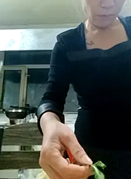 Snapshot of aniani11 chatting on 11.17.25 aniani11 online show from 11.17.25