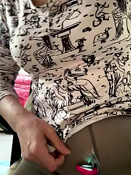 Snapshot of aniani11 chatting on 12.18.25 aniani11 online show from 12.18.25