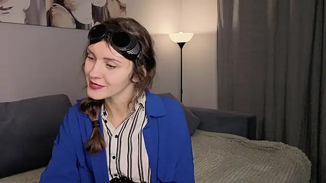 Snapshot of LauraYoungg chatting on 10.30.25 LauraYoungg online show from 10.30.25