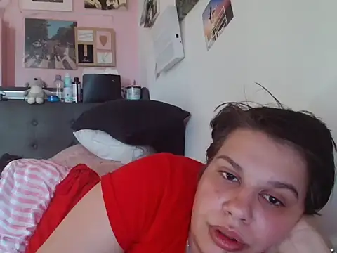 Snapshot of Carolineisback chatting on 05.24.26 Carolineisback online show from 05.24.26