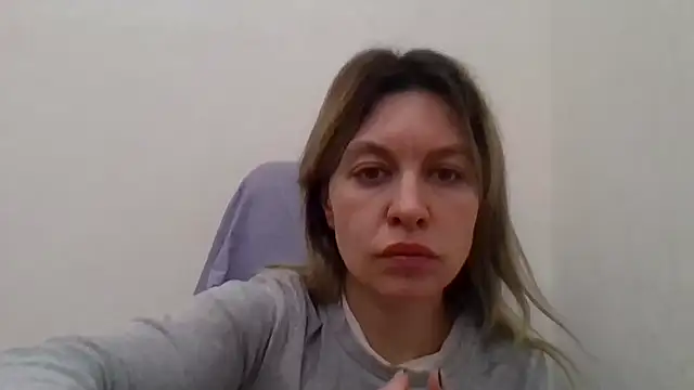 Snapshot of Little_Milf_5 chatting on 11.13.25 Little Milf 5 online show from 11.13.25