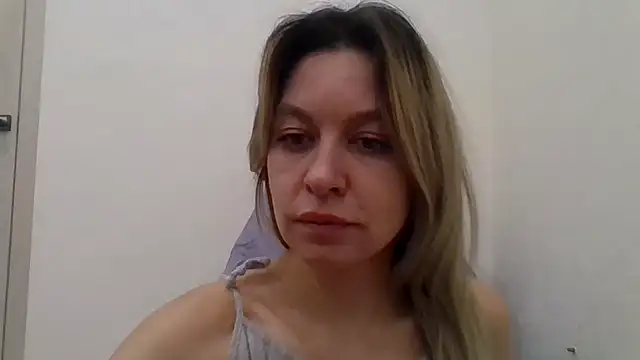 Snapshot of Little_Milf_5 chatting on 11.19.25 Little Milf 5 online show from 11.19.25