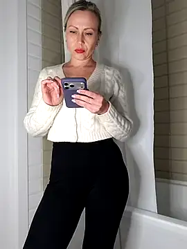 Elle Milfa online show from 04.21.26