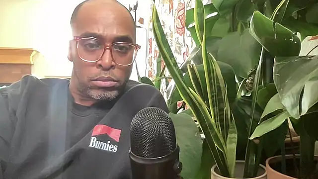 Snapshot of TraddyZaddy chatting on 11.07.25 TraddyZaddy online show from 11.07.25