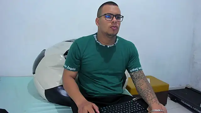 Snapshot of LucassFoster chatting on 11.24.25 LucassFoster online show from 11.24.25